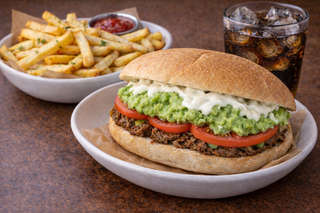 Producto Sandwich de seitan italiano con papas y bebida