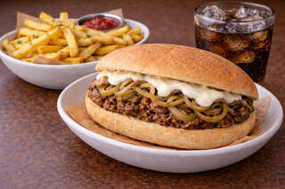 Producto Sandwich Queso Cebolla con papas y bebida