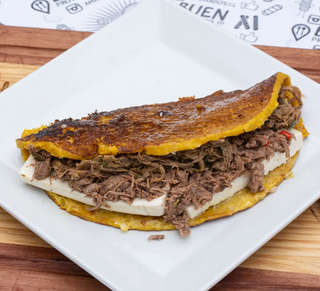 Producto Cachapa con Carne Mechada y Queso Gouda