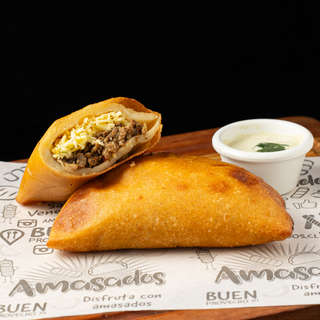 Producto Empanada Carne Mechada y Queso Amarillo
